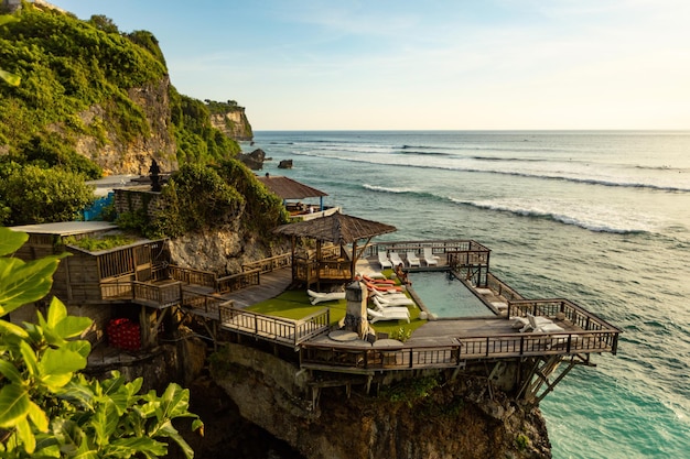 Villa con piscina sulla scogliera a Uluwatu Beach, Bali, Indonesia