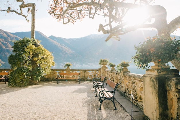 Villa del Balbianello verde giardino con cappella. Nuvole sullo sfondo.