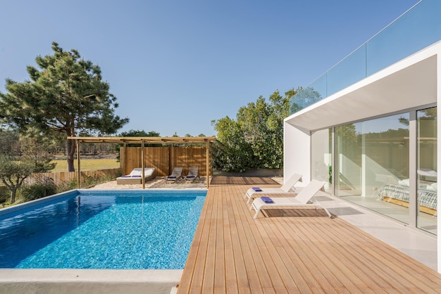 Villa moderna con piscina e terrazza con interni