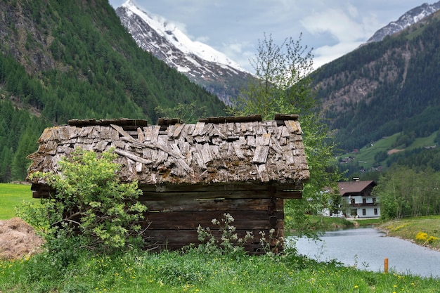 Villa sulle rive del fiume su uno sfondo di montagne