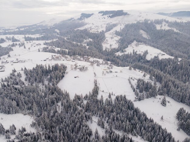 Villaggi innevati ucraini, panorama dei villaggi invernali, villaggi dei Carpazi in Ucraina.