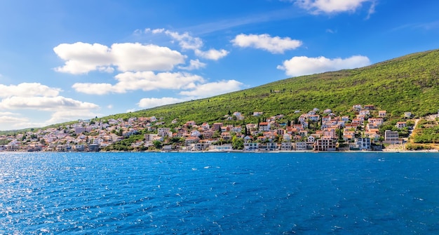 Villaggi sulla costa della baia di Kotor Mare Adriatico Montenegro