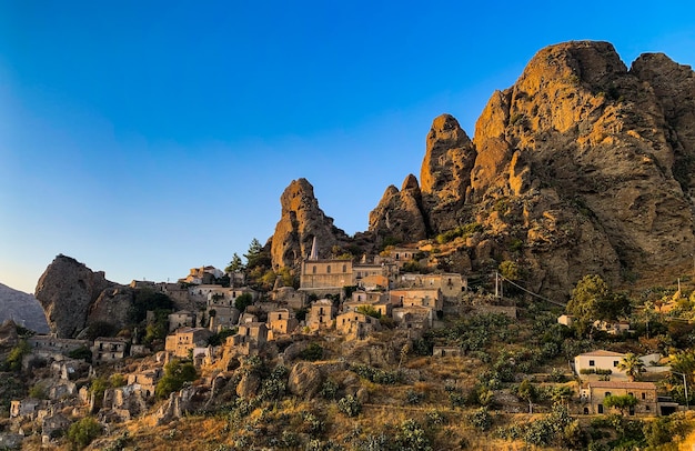 Villaggio abbandonato di Pentadattilo circondato da alte rocce, Calabria, Italia