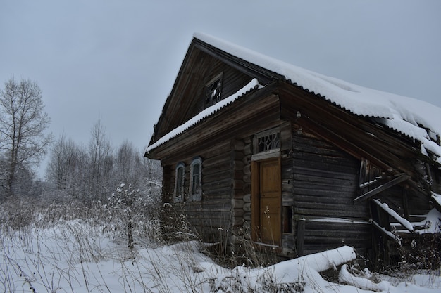 Villaggio abbandonato nella neve in inverno