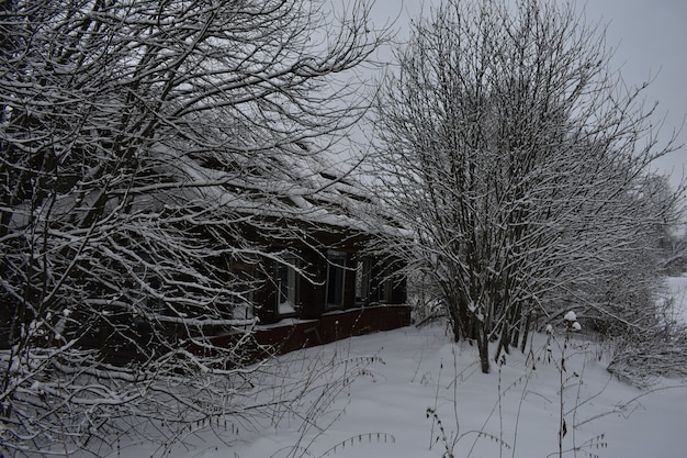 Villaggio abbandonato nella neve in inverno