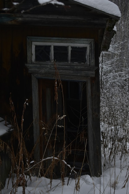 Villaggio abbandonato nella neve in inverno
