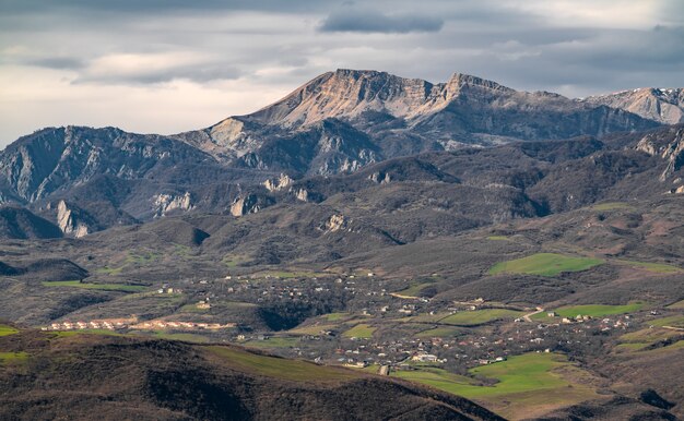 Villaggio ai piedi della montagna