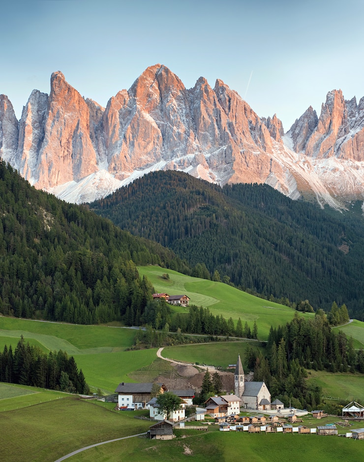 Foto villaggio alpino con montagne delle dolomiti sullo sfondo