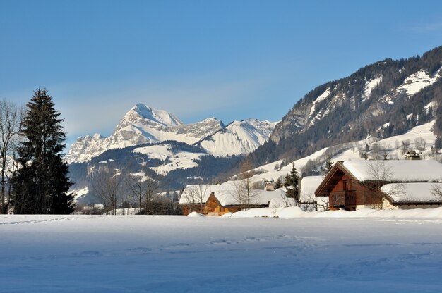 Villaggio alpino in inverno