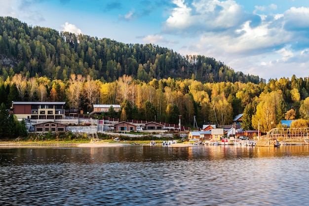 Villaggio Artybash Lago Teletskoye Altai Russia Marina con imbarcazioni da diporto vicino al campeggio