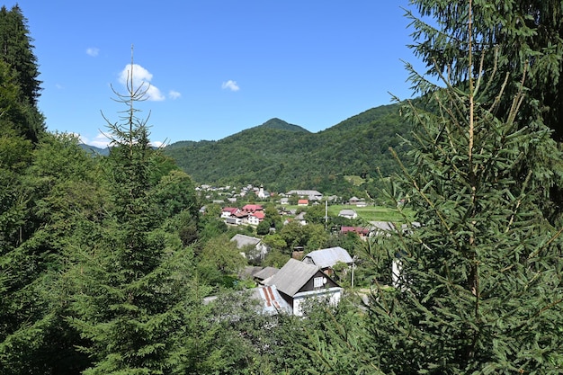 Villaggio con una chiesa in una valle di montagna Transcarpatia Ucraina