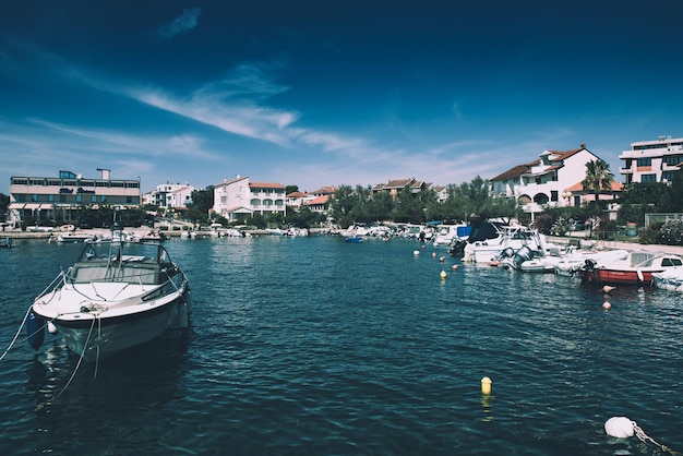 Villaggio costiero di Petrcane in Dalmazia, Croazia con acqua di mare blu e yacht, destinazione turistica sfondo