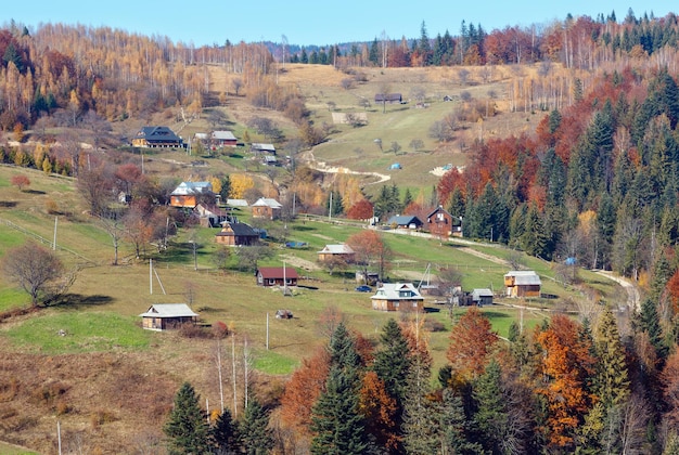 Villaggio dei Carpazi d'autunno Ucraina