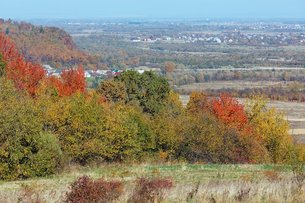 Villaggio dei Carpazi d'autunno Ucraina