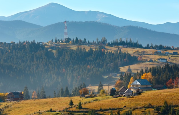 Villaggio dei Carpazi d'autunno Ucraina