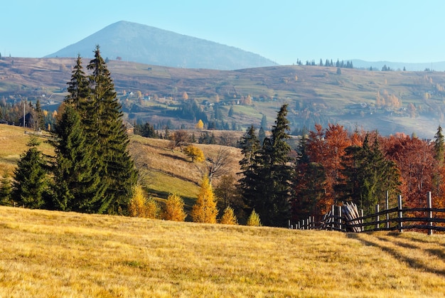 Villaggio dei Carpazi d'autunno Ucraina