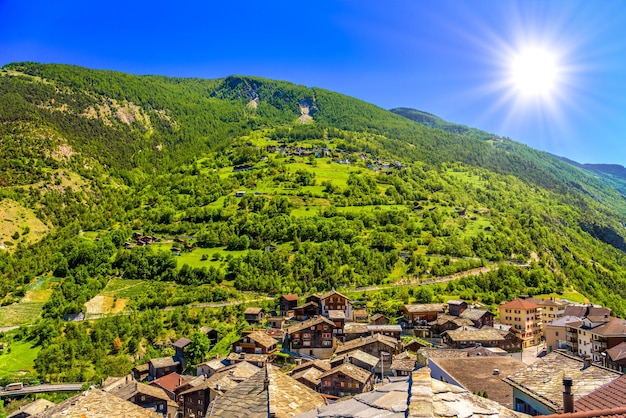 Villaggio delle alpi svizzere nella valle delle montagne Stalden Staldenried Vi