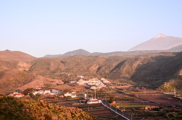 Villaggio delle Canarie tra una foresta di pini in montagna a Tenerife nelle Isole Canarie spagnole.