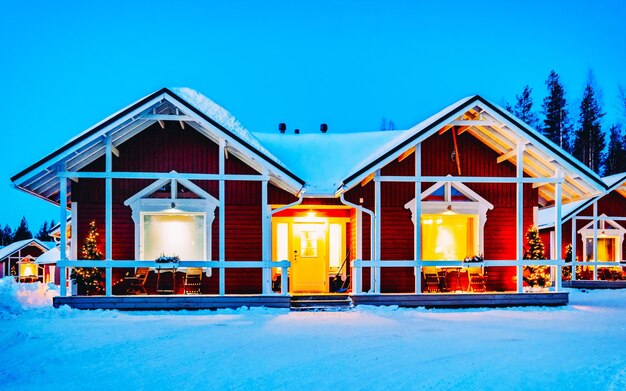 Villaggio di Babbo Natale a Rovaniemi in Finlandia Lapponia. Casa dell'ufficio di Natale in inverno. Laponia sotto la neve. Raggiungi Joulupukki all'Holiday Park al polo nord. Capodanno. Cottage e casa di famiglia.