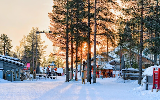 Villaggio di Babbo Natale a Rovaniemi in Finlandia Lapponia. Inverno della casa dell'ufficio di Natale. Laponia e neve. Raggiungi Joulupukki all'Holiday Park al polo nord. Capodanno. Posta con luci. Decorazione dell'albero