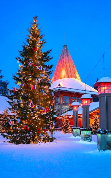 Villaggio di Babbo Natale a Rovaniemi in Finlandia Lapponia. Inverno della casa dell'ufficio di Natale. Laponia e neve. Raggiungi Joulupukki all'Holiday Park al polo nord. Capodanno. Posta con luci. Decorazione dell'albero