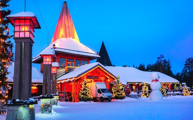 Villaggio di Babbo Natale a Rovaniemi in Finlandia Lapponia. Inverno della casa dell'ufficio di Natale. Laponia e neve. Raggiungi Joulupukki all'Holiday Park al polo nord. Capodanno. Posta con luci. Decorazione dell'albero