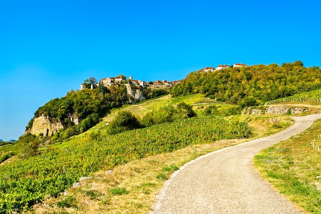 Villaggio di Chateauchalon sopra i suoi vigneti nel Giura Francia