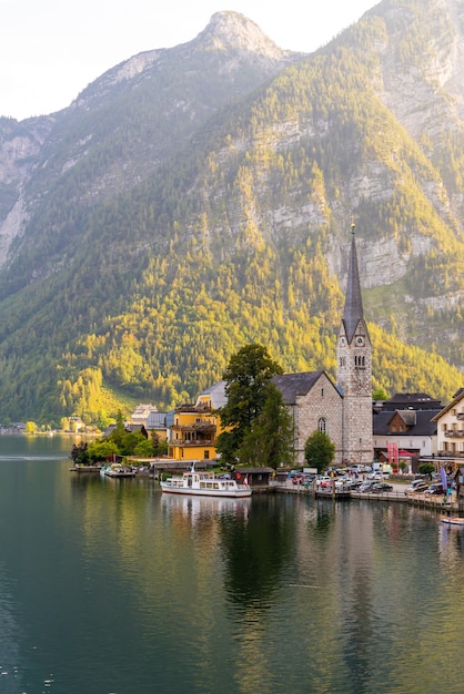 Villaggio di Hallstatt sul lago Hallstatter nelle alpi austriache