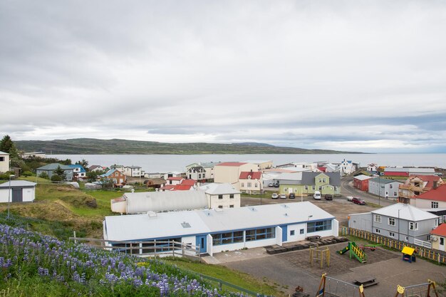 Villaggio di Holmavik nel fiordo di Steingrimsfjordur a Strandir nel nord dell'Islanda