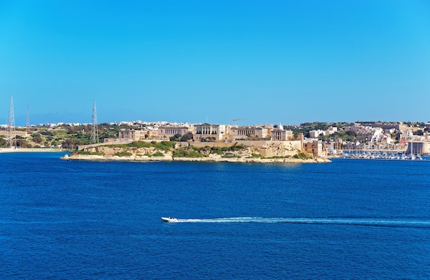 Villaggio di Kalkara a Grand Harbour, La Valletta di Malta. Visto dai Giardini Pubblici della Barracca Superiore.