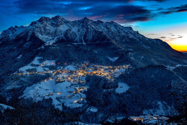 Villaggio di montagna di notte