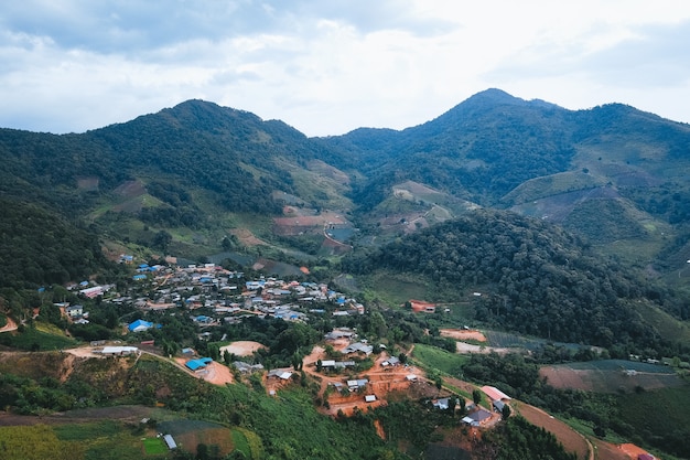 Villaggio di montagna in asia e zona agricola