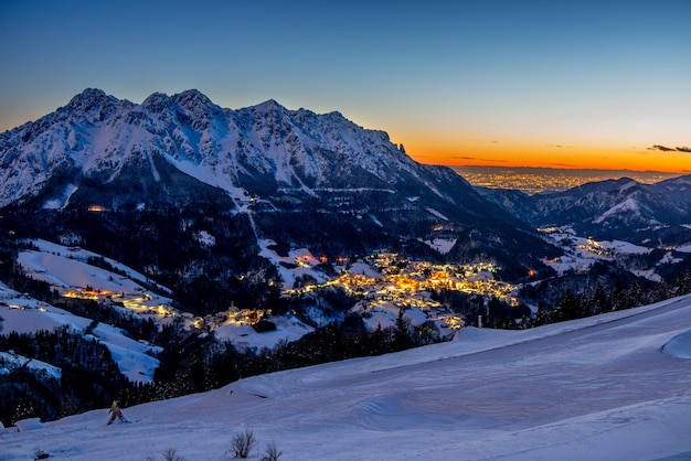 villaggio di montagna innevato