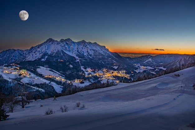 villaggio di montagna innevato