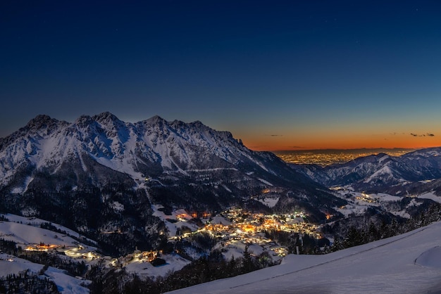 villaggio di montagna innevato