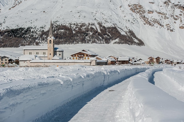 Villaggio di montagna nella neve