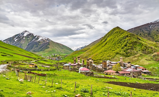 Villaggio di Murkmeli con le tipiche case a torre nell'Alto Svaneti, Georgia