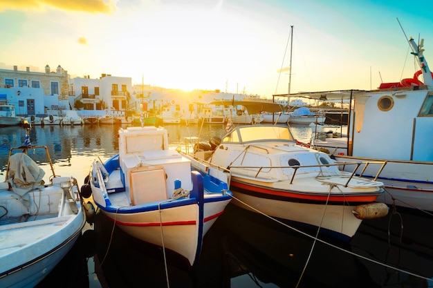 Villaggio di Naoussa con barche di ormeggio