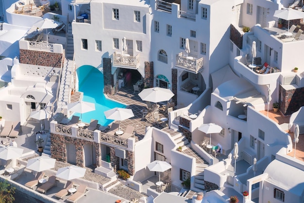 Villaggio di Oia Santorini Grecia Sfondo architettonico Vista delle case tradizionali a Santorini Piccole stradine e tetti di case e hotel Fotografia di viaggi e vacanze