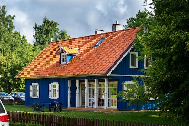 Villaggio di Pervalka, Lituania, vecchia casa di legno tradizionale lituana nel villaggio