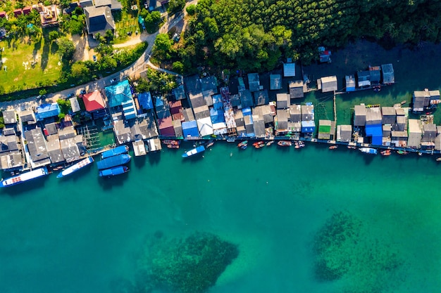 Villaggio di pescatori dalla vista a volo d'uccello a Koh Kood, a sud-est della Thailandia.