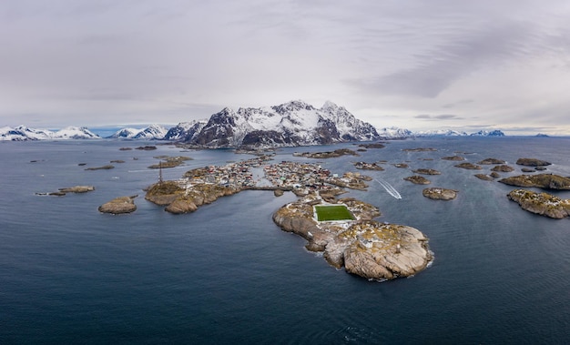 Villaggio di pescatori di Henningsvaer e montagna di Festvagtind in inverno. Mare di Norvegia. Isole Lofoten, paesaggio della Norvegia. Vista aerea.