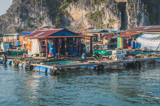 Villaggio di pescatori galleggiante nella baia di Ha Long