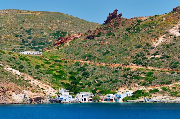 Villaggio di pescatori greci con tradizionali case bianche imbiancate sull'isola di Milos