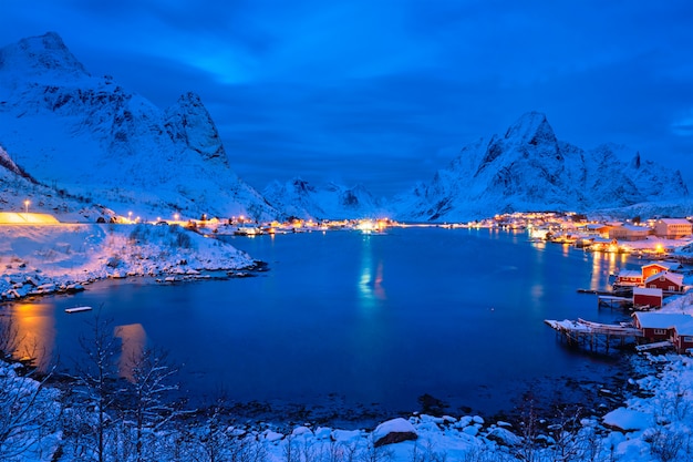 Villaggio di Reine di notte. Isole Lofoten, Norvegia