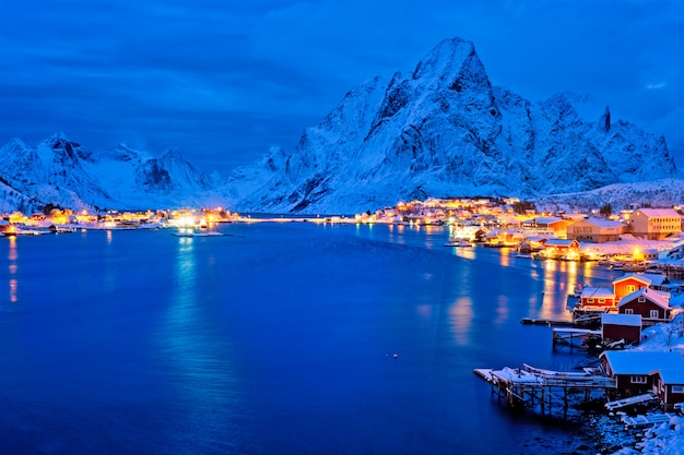 Villaggio di Reine di notte. Isole Lofoten, Norvegia