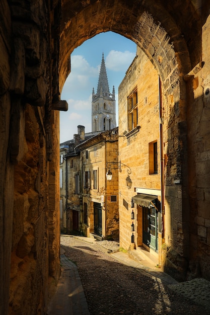 Villaggio di Saint-Emilion in Francia, patrimonio mondiale dell'UNESCO con affascinanti chiese e rovine romaniche e strade strette