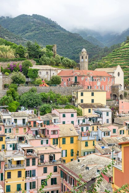 Villaggio di Vernazza e chiesa Santa Margherita, Cinque Terre, Italia