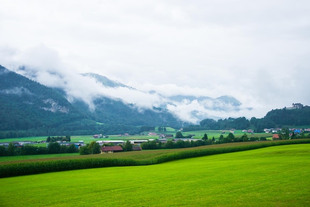 Villaggio e castello di Gruyères sulle montagne delle Prealpi nel distretto di Gruyère, Canton Friburgo, Svizzera