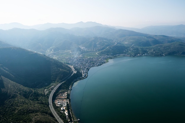 Villaggio e lago a Shuanglang Yunnan in Cina